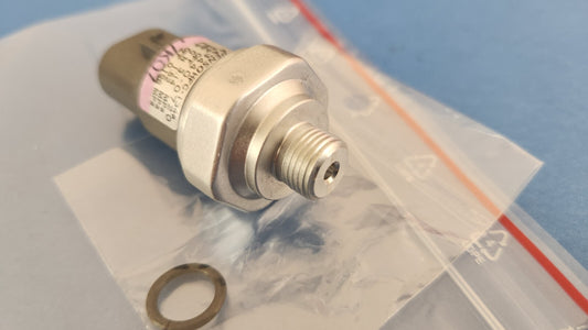 (.) New and Genuine TOYOTA  Air Con A/C Pressure Sensor 443440-0720 Denso