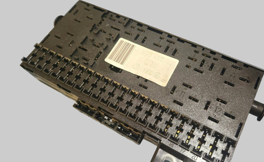 (.) VW GOLF JETTA SCIROCCO BLADE TYPE FUSEBOX 171941813D New. Old stock.