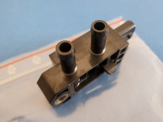 (.) New and Genuine VOLKSWAGEN, Pressure Difference Sender 04L906051G